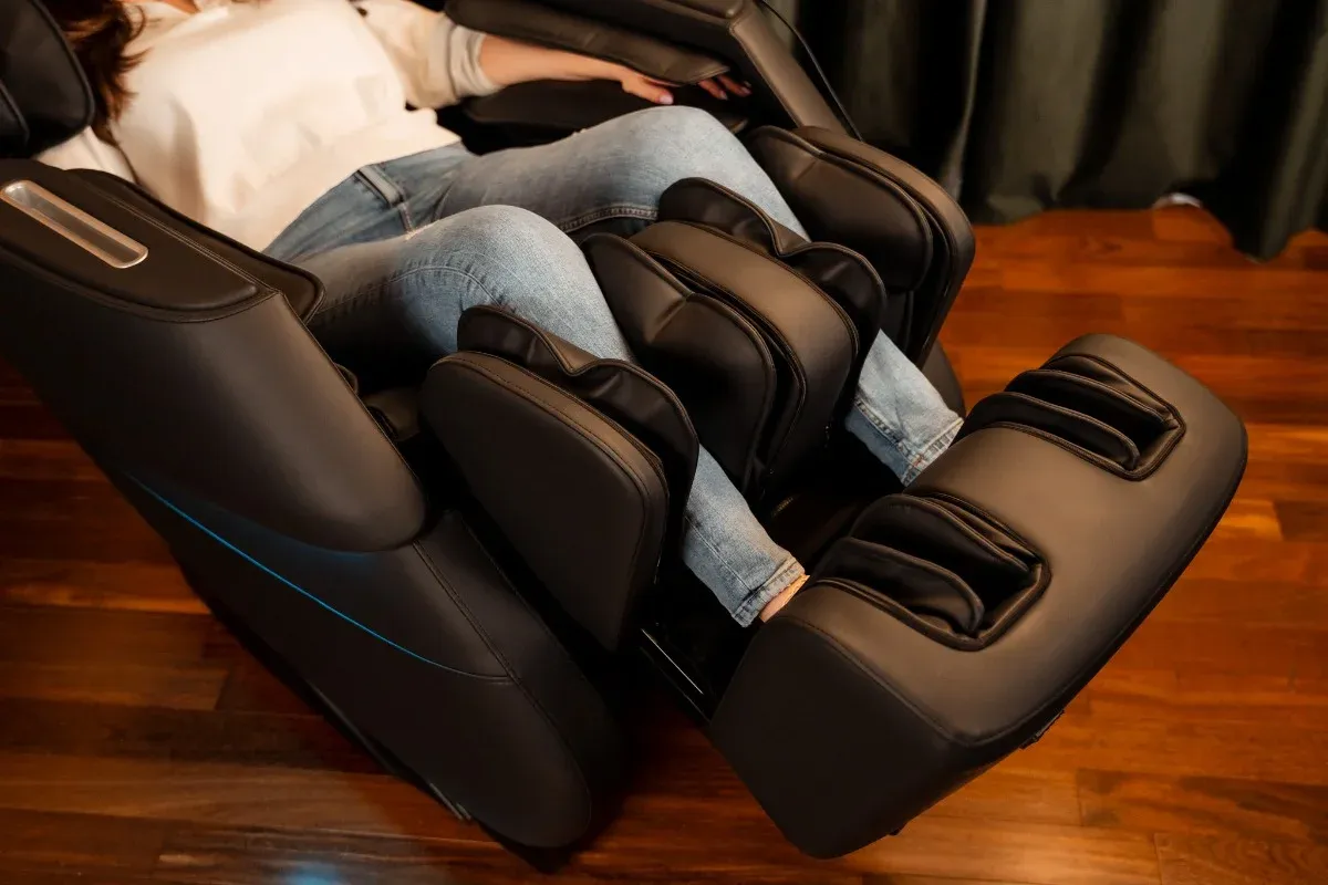 Massage with airbags and rollers
